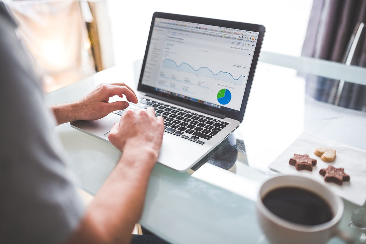 Copywriter SEO pracuje nad treścią strony internetowej w agencji